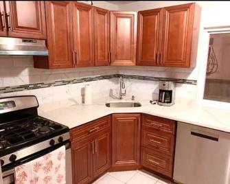 Beautiful 3-bedroom home close to UBS arena - Queens - Kitchen