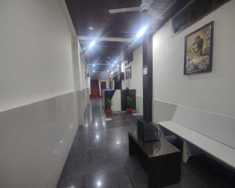 Hotel O Shri Krishna Grand - Karīmnagar - Pasillo
