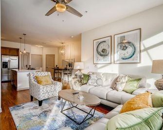 Pottery Barn Perfect Steps 2 Lightrail, Mall, Restaurants, Shop, Schwab,skyridge - Lone Tree - Living room