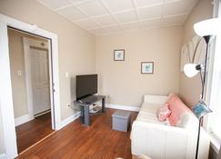Luxurious, Spacious Apartment. Free Parking, Close By to Highways and Essentials - Waterbury - Living room