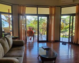 VolCasa with lake view and pool. Bird watcher's haven. - Tilarán - Sala de estar