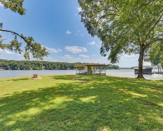 On Lake Tillery Spacious Home with Screened Porch! - Albemarle