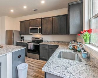 Elegant Modern 3BR New Built Retreat for Fam&Group - Seagoville - Cocina