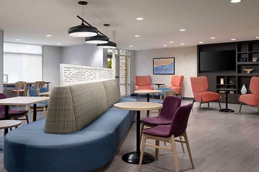 Convenient Suite Near Beaches, Parks, Dining, and Hard Rock Stadium - Miramar - Lounge