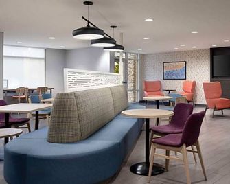 Convenient Suite Near Beaches, Parks, Dining, and Hard Rock Stadium - Miramar - Lounge