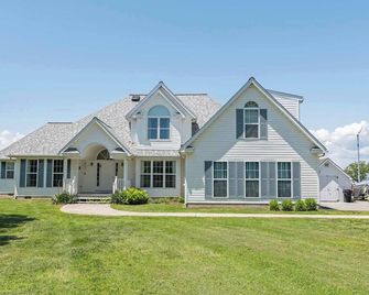 Waterfront Home on Chesapeake Bay with Dock, Bikes & Sunset Views - Tilghman Island - Building