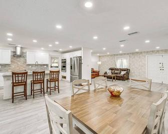 Port Charlotte Retreat with Lanai and Private Pool! - 北港 - 餐廳