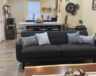 Home in McAllen. - McAllen - Living room