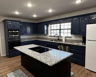 The Ranch- a full house ready to retreat! Large family or groups welcome! - Atoka - Küche