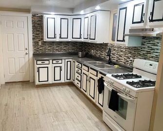The Freedom Home From Home - New Bedford - Kitchen