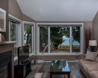 Rathtrevor Beachfront. Tanglewood complex - deluxe 3 bd/2ba beach level condo - Parksville - Living room