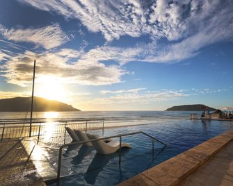 Holiday Inn Resort Mazatlan By IHG - Mazatlán - Pool