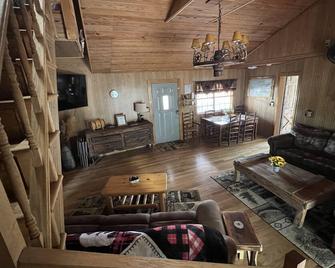 Cozy 2BR/1B cabin overlooking a beautiful creek with access to Catoosa WMA. - Rockwood - Living room
