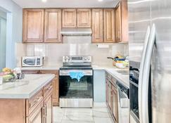 Newly Renovated Detached House - Toronto - Kitchen