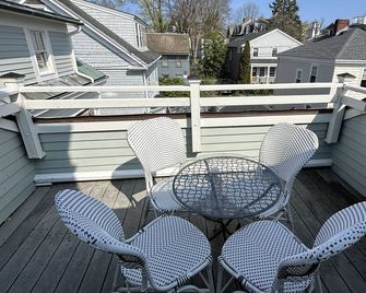 Charming Victorian Home Downtown Newport 6 Bedroom Home - Newport - Balcony