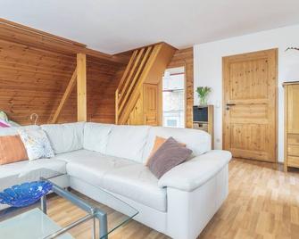 Alpen-Hostel Apartment Südgrat mit Motorradvermietung - Memmingen - Sala de estar