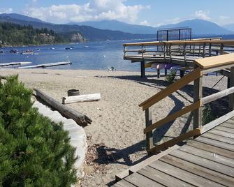 Shuswap Lake Beachfront By The Park Views Pier Boat Slip Lakefront Beach House - Scotch Creek - Playa