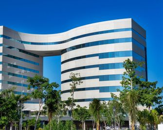 Holiday Inn & Suites Merida La Isla By IHG - Mérida - Gebäude