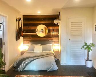 CozyOaks Studio - Charming cottage in woodsy Oakland with WiFi access - Oakland - Bedroom