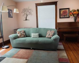 Dog-friendly small-town charm near mountains and wineries with 4 bedrooms - Woodstock - Living room