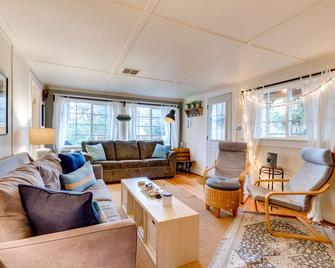 Charming Dog-Friendly Cottage with AC, Washer/Dryer, Gas Grill, Easy Beach Access - Seaside - Living room