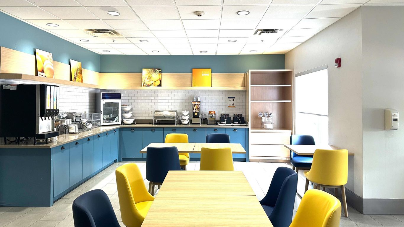 Comfort Inn and Suites Calhoun South