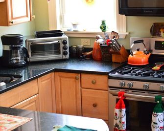 Downtown duplex with yoga room, 1 block from Lake Champlain - Burlington - Cocina