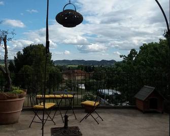 The eighteenth century house is opposite the fortified church of the village. - Laudun-l'Ardoise - Balcón