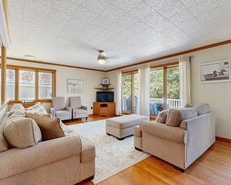 Secluded waterfront home with private dock, outdoor dining, firepit, WiFi & W/D - Orland - Sala de estar