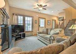 Tannersville Cozy Home with Deck, 1 Mi to Camelback! - Tannersville - Living room
