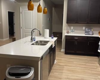 Beautiful brand new 3 bedroom home in Brownsburg neighborhood. - Brownsburg - Keuken