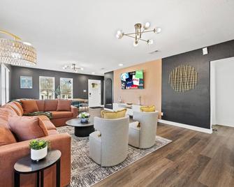 3B2B Home in Downtown Dallas - King & Queen Beds with a Large Yard - Dallas - Lounge
