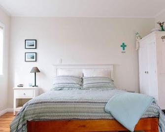 Delightful elevated sunny S/C Studio - Whangamata - Bedroom