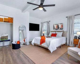 Quaint Cozy 4-bedroom Retreat Near Downtown San Antonio & All Attractions - San Antonio