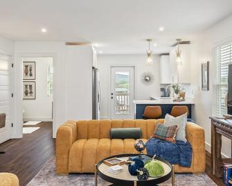 Cozy, Elegant 3 Bedroom Townhouse with Romantic Vibe - Powell - Вітальня