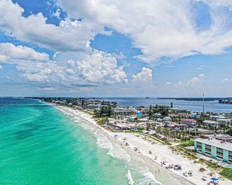 Two story condo with ocean on one side and bay on other only steps away - Bradenton Beach - Beach