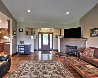 'Wild Duc Lodge' family friendly and very private venue on the Olympic Peninsula - Forks - Salon