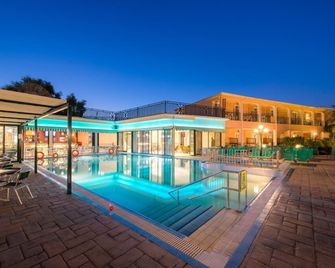 Sofia's Hotel - Kalamaki - Piscina