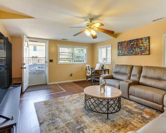 Keansburg Home w/ Private Hot Tub! - Keansburg - Sala de estar