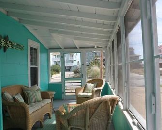 Circa 1953 beach cottagethis is 'old school' beach at it's best - Nags Head - Living room