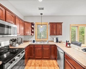 3-bedroom townhome with king beds two car attached garage two pull out couches - Mineápolis - Cocina