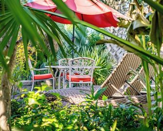 Sunset Bungalow with Hot Tub & Pool near Bishop Arts District. - Dallas - Uteplats