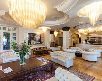 Palace Hotel - צ'רביה - לובי