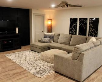 Million dollar riverfront views - Large updated 2 acre retreat family getaway. - East Palatka - Sala de estar