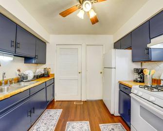 Cozy and Quiet Hanover Park Townhome! - Hanover Park - Kitchen
