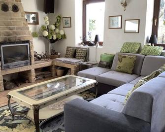Beautiful S Facing Farmhouse. Overlooks Secluded/Private Pool + Cover Heating. - Voulême - Sala de estar