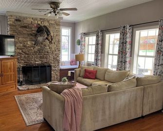 The Stone House has it all: nostalgia, adventure, modern comfort and serenity. - Hunt - Sala de estar
