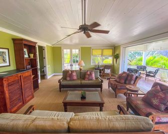 Gorgeous 3br Kekaha Beachfront Home for 6! - Kekaha - Living room