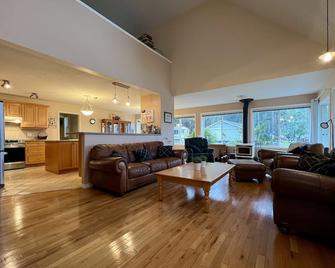 Peaceful Coastal Retreat - Bowser Beach House - Bowser - Sala de estar