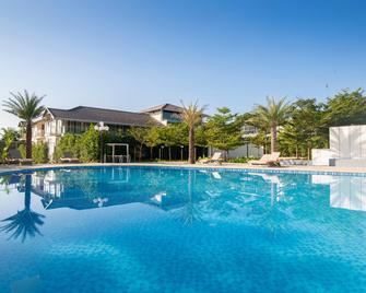 Global Village Luxury Resort - Chikamagalur - Pool